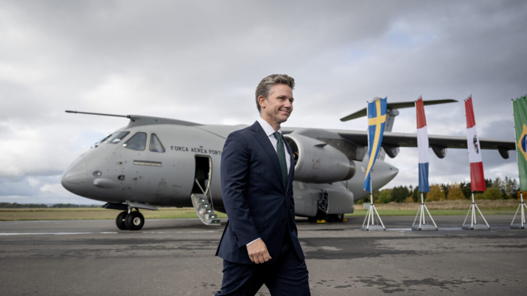 UPPSALA, SVERIGE 20251006
Försvarsminister Pål Jonson (M) på Upplands flygflottilj (F 16), i samband med en signeringsceremoni arrangerad av försvarsmakten då Sverige valt att köpa fyra taktiska transportflygplan av typen C-390 från den brasilianska tillverkaren Embraer.
Foto: Christine Olsson / TT / Kod 10430
