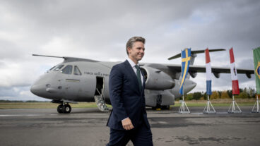 UPPSALA, SVERIGE 20251006
Försvarsminister Pål Jonson (M) på Upplands flygflottilj (F 16), i samband med  en signeringsceremoni arrangerad av försvarsmakten då Sverige valt att köpa fyra taktiska transportflygplan av typen C-390 från den brasilianska tillverkaren Embraer.
Foto: Christine Olsson / TT / Kod 10430