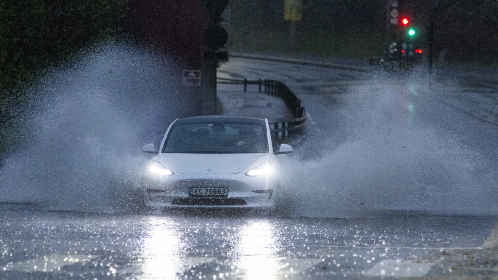 Sandefjord 20251004.
Ekstremværet Amy vil prege været fra utpå fredag til lørdag ettermiddag. Meteorologisk institutt har utstedt flere farevarsler, og Sør-Norge får værforhold som kan påvirke transport og utendørsaktiviteter gjennom helgen.
Foto: Trond R. Teigen / NTB