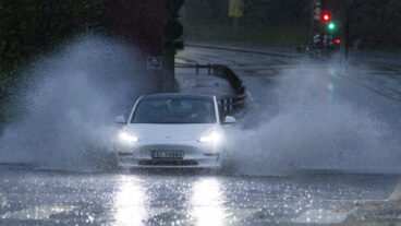 Sandefjord 20251004. 
Ekstremværet Amy vil prege været fra utpå fredag til lørdag ettermiddag. Meteorologisk institutt har utstedt flere farevarsler, og Sør-Norge får værforhold som kan påvirke transport og utendørsaktiviteter gjennom helgen.
Foto: Trond R. Teigen / NTB