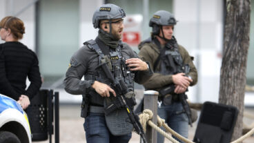 إخلاء مدرستين وانتشار واسع للشرطة
Foto: Pavel Koubek / TT