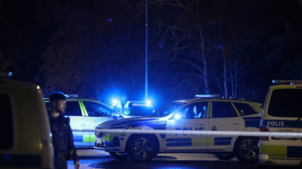 STOCKHOLM, SVERIGE 20251024
Polis på plats efter att två personer blivit skjutna i Fornhöjden i Södertälje på fredagskvällen.
Foto: Caisa Rasmussen / TT / Kod 12150