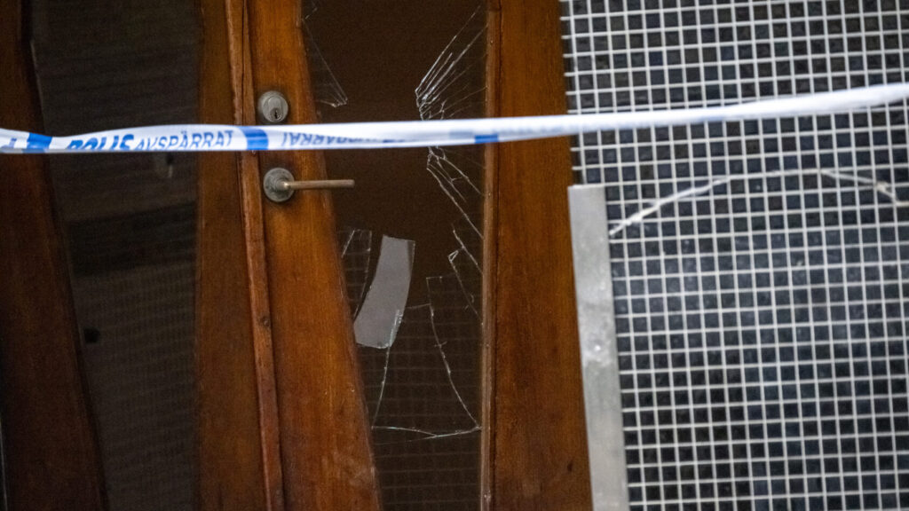 MALMÖ 2025-10-09
En krossad ruta och polis på plats på Erikstorpsgatan i Malmö efter ett misstänkt mordförsök i en lägenhet på lördagseftermiddagen. En person har enligt polisen förts till sjukhus med stickskador.
Foto: Johan Nilsson / TT / Kod 50090