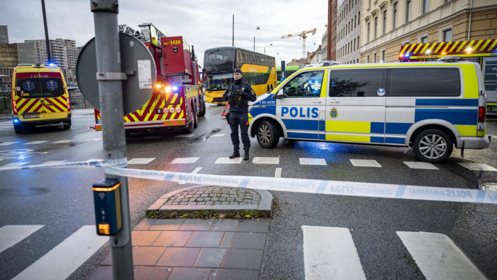 MALMÖ 2025-10-28
Polis och räddningstjänst på plats på Norra Vallgatan i centrala Malmö efter kollision mellan två bussar och en personbil på tisdagen
Foto: Johan Nilsson / TT / Kod 50090