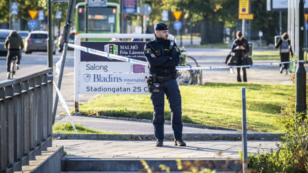 MALMÖ 2025-10-02
Polis på plats på Borgmästaregården i Malmö efter ett misstänkt mordförsök på fredagseftermiddagen. En person har enligt polisens hemsida förts till sjukhus med ambulans efter att h skadats med ett tillhygge.
Foto: Johan Nilsson / TT / Kod 50090