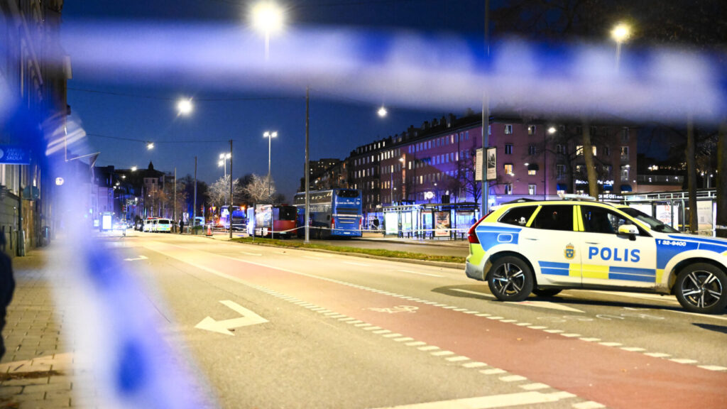 STOCKHOLM, SVERIGE 20251114
En buss körde in i en busskur på Östermalm i Stockholm på fredag eftermiddag vid 15.30-tiden. Flera personer är allvarligt skadade och förda till sjukhus. Flera är döda. Ett stort antal poliser, ambulanser och enheter från räddningstjänsten är på plats.
Foto: Henrik Montgomery / TT / Kod 10060