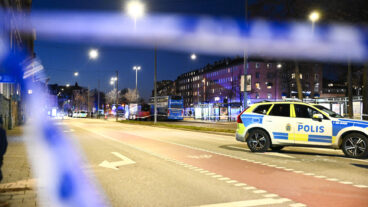 STOCKHOLM, SVERIGE 20251114
En buss körde in i en busskur på Östermalm i Stockholm på fredag eftermiddag vid 15.30-tiden. Flera personer är allvarligt skadade och förda till sjukhus. Flera är döda. Ett stort antal poliser, ambulanser och enheter från räddningstjänsten är på plats.
Foto: Henrik Montgomery / TT / Kod 10060