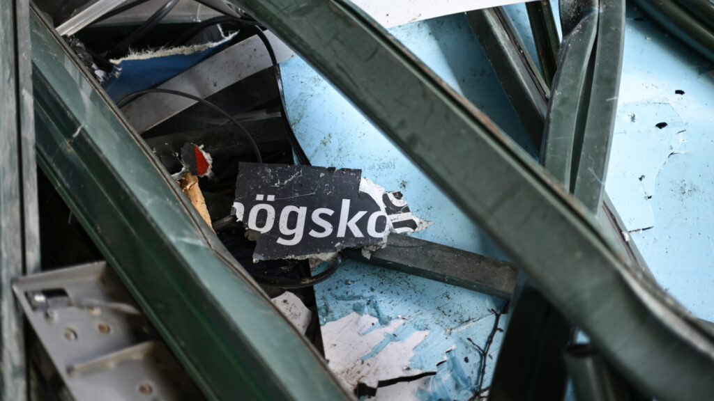 STOCKHOLM, SVERIGE 20251116
Resterna av den krossade busskuren från bussolyckan som ägde rum på Östermalm under fredagseftermiddagen har hittats dumpad på en parkering under E18 i norra Stockholm.
Foto: Magnus Lejhall / TT / Kod 10658