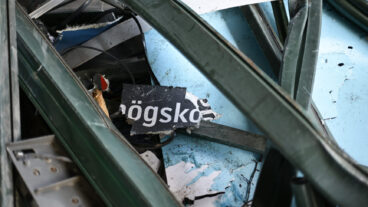 STOCKHOLM, SVERIGE 20251116
Resterna av den krossade busskuren från bussolyckan som ägde rum på Östermalm under fredagseftermiddagen har hittats dumpad på en parkering under E18 i norra Stockholm.
Foto: Magnus Lejhall / TT / Kod 10658