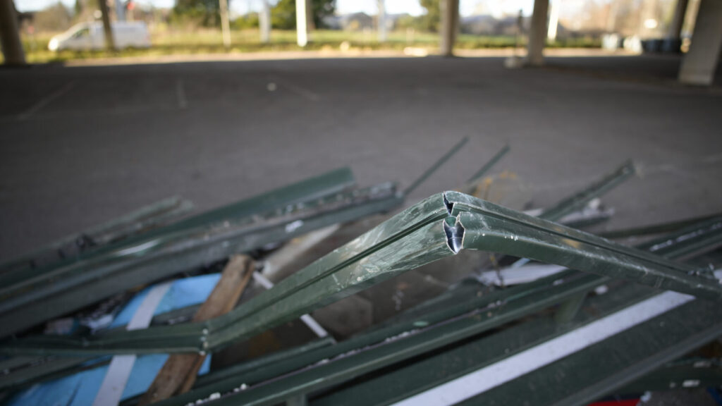 STOCKHOLM, SVERIGE 20251116
Resterna av den krossade busskuren från bussolyckan som ägde rum på Östermalm under fredagseftermiddagen har hittats dumpad på en parkering under E18 i norra Stockholm.
Foto: Magnus Lejhall / TT / Kod 10658
