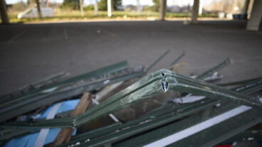 STOCKHOLM, SVERIGE 20251116
Resterna av den krossade busskuren från bussolyckan som ägde rum på Östermalm under fredagseftermiddagen har hittats dumpad på en parkering under E18 i norra Stockholm.
Foto: Magnus Lejhall / TT / Kod 10658