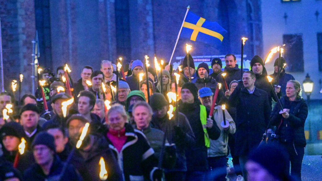 STOCKHOLM, SVERIGE 20251130
Ytterhögerpartiet Alternativ för Sverige marscherar i ett fackeltåg för att högtidlighålla kung Karl XII:s dödsdag vid statyn i Kungsträdgården.
Foto: Jonas Ekströmer / TT / Kod 10030