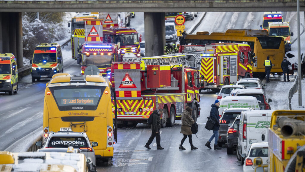 MALMÖ 2025-11-21
Polis och räddningstjänst på plats på E22 Stockholmsvägen i Malmö efter att en buss från Skånetrafiken kört in i en bropelare på fredagsmorgonen.
Foto: Johan Nilsson / TT / Kod 50090