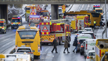 MALMÖ 2025-11-21
Polis och räddningstjänst på plats på E22 Stockholmsvägen i Malmö efter att en buss från Skånetrafiken kört in i en bropelare på fredagsmorgonen.
Foto: Johan Nilsson / TT / Kod 50090