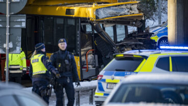 MALMÖ 2025-11-21
Polis, ambulans och räddningstjänst på plats på E22 Stockholmsvägen i Malmö efter att en buss från Skånetrafiken kört in i en bropelare på fredagsmorgonen.
Foto: Johan Nilsson / TT / Kod 50090
