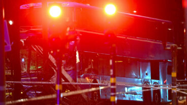 STOCKHOLM, SVERIGE 20251114
En buss körde in i en busskur på Östermalm i Stockholm på fredag eftermiddag vid 15.30-tiden. Flera personer är allvarligt skadade och förda till sjukhus. Flera är döda. Ett stort antal poliser, ambulanser och enheter från räddningstjänsten är på plats.
Foto: Henrik Montgomery / TT / Kod 10060