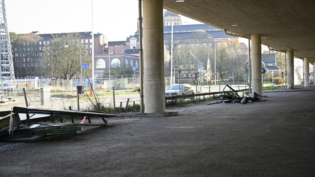 STOCKHOLM, SVERIGE 20251116
Resterna av den krossade busskuren från bussolyckan som ägde rum på Östermalm under fredagseftermiddagen har hittats dumpad på en parkering under E18 i norra Stockholm.
Foto: Magnus Lejhall / TT / Kod 10658