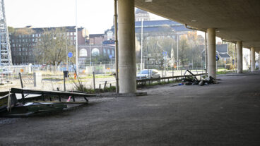 STOCKHOLM, SVERIGE 20251116
Resterna av den krossade busskuren från bussolyckan som ägde rum på Östermalm under fredagseftermiddagen har hittats dumpad på en parkering under E18 i norra Stockholm.
Foto: Magnus Lejhall / TT / Kod 10658