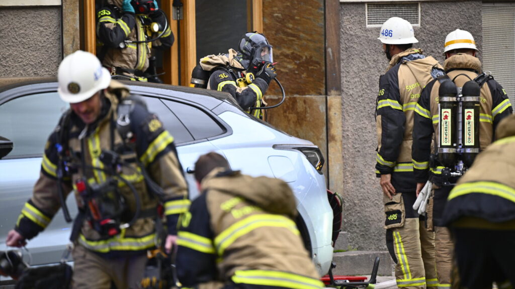 STOCKHOLM, SVERIGE 20251110
Brand i flerfamiljshus på Gärdet i Stockholm.
Foto: Anders Wiklund / TT / Kod 10040