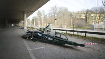 STOCKHOLM, SVERIGE 20251116
Resterna av den krossade busskuren från bussolyckan som ägde rum på Östermalm under fredagseftermiddagen har hittats dumpad på en parkering under E18 i norra Stockholm.
Foto: Magnus Lejhall / TT / Kod 10658