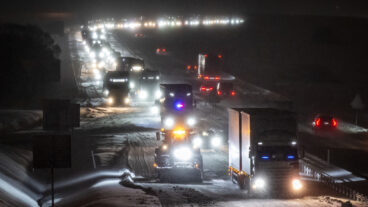 سيارات عالقة وسط الثلوج والرياح
Foto: Johan Nilsson / TT 
