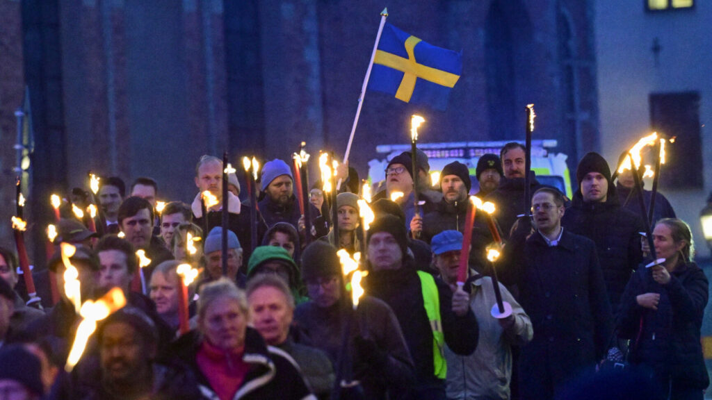 STOCKHOLM, SVERIGE 20251130
Ytterhögerpartiet Alternativ för Sverige marscherar i ett fackeltåg för att högtidlighålla kung Karl XII:s dödsdag vid statyn i Kungsträdgården.
Foto: Jonas Ekströmer / TT / Kod 10030