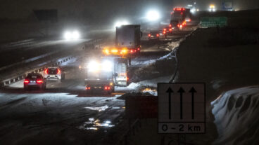 LANDSKRONA 2025-11-20 
Bärgare på plats då det är stopp i snö, hård vind och halka på E6 norrut i backen upp mot Glumslöv utanför Landskrona på torsdagskvällen. Det har under varit stopp och stora problem med trafiken i snön och den hårda vinden på riksväg 17 och E6 vid Landskrona och Glumslöv under torsdagen. 
Foto: Johan Nilsson / TT / Kod 50090