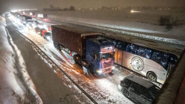 LANDSKRONA 2025-11-20 
Stopp på E6 norrut i backen upp mot Glumslöv utanför Landskrona på torsdagskvällen. Det har under varit stopp och stora problem med trafiken i snön och den hårda vinden på riksväg 17 och E6 vid Landskrona och Glumslöv  under torsdagen. 
Foto: Johan Nilsson / TT / Kod 50090