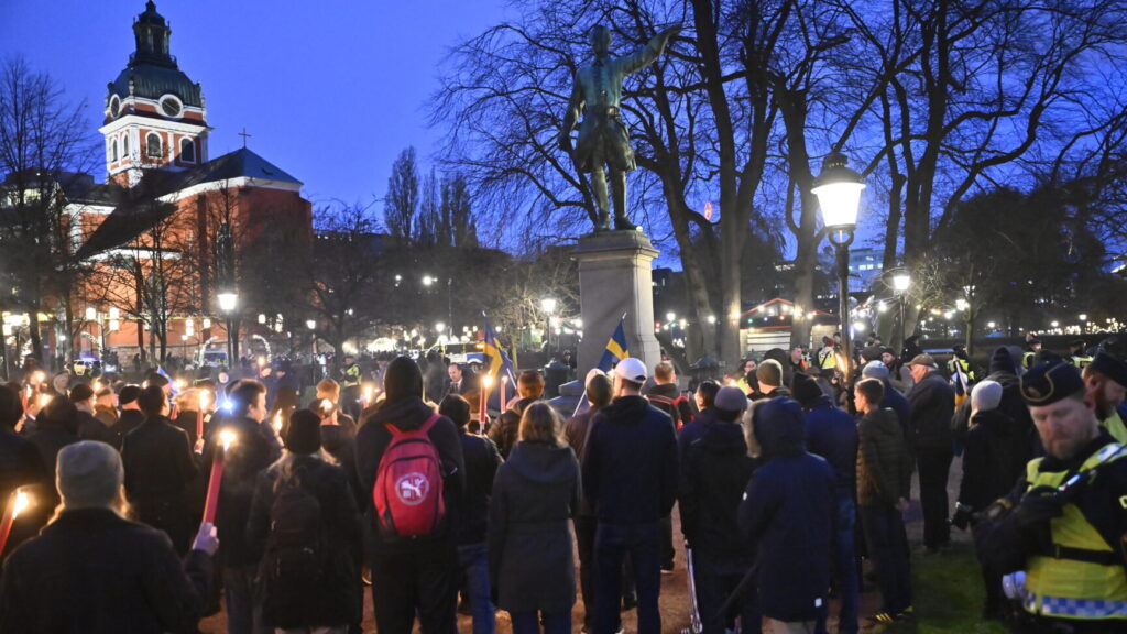 STOCKHOLM, SVERIGE 20251130
Ytterhögerpartiet Alternativ för Sverige arrangerar ett fackeltåg med kransnedläggning för att högtidlighålla kung Karl XII:s dödsdag vid statyn i Kungsträdgården.
Foto: Jonas Ekströmer / TT / Kod 10030