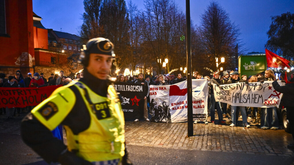 STOCKHOLM, SVERIGE 20251130
Motdemonstranter i form av en antifascistisk manifestation när ytterhögerpartiet Alternativ för Sverige arrangerar ett fackeltåg för att högtidlighålla kung Karl XII:s dödsdag vid statyn i Kungsträdgården.
Foto: Jonas Ekströmer / TT / Kod 10030