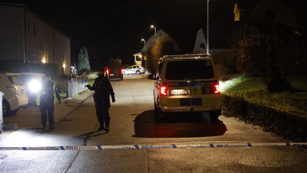 BORÅS, SVERIGE 20251117
Det har exploderat vid en bil i Borås, uppger polisen. Ett VMA, viktigt meddelande till allmänheten, har utfärdats och boende uppmanas att stanna inomhus.
Foto: Adam Ihse / TT / Kod 9200