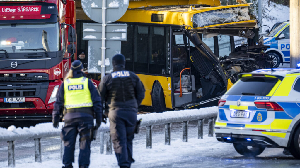 MALMÖ 2025-11-21
Polis, räddningstjänst och bärgare på plats på E22 Stockholmsvägen i Malmö efter att en buss från Skånetrafiken kört in i en bropelare på fredagsmorgonen.
Foto: Johan Nilsson / TT / Kod 50090