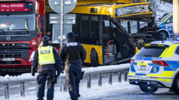 MALMÖ 2025-11-21
Polis, räddningstjänst och bärgare på plats på E22 Stockholmsvägen i Malmö efter att en buss från Skånetrafiken kört in i en bropelare på fredagsmorgonen.
Foto: Johan Nilsson / TT / Kod 50090