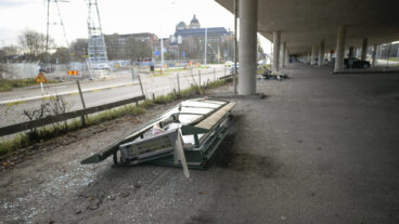 STOCKHOLM, SVERIGE 20251116
Resterna av den krossade busskuren från bussolyckan som ägde rum på Östermalm under fredagseftermiddagen har hittats dumpad på en parkering under E18 i norra Stockholm.
Foto: Magnus Lejhall / TT / Kod 10658