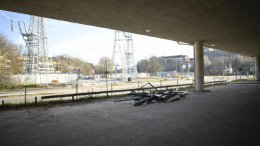 STOCKHOLM, SVERIGE 20251116
Resterna av den krossade busskuren från bussolyckan som ägde rum på Östermalm under fredagseftermiddagen har hittats dumpad på en parkering under E18 i norra Stockholm.
Foto: Magnus Lejhall / TT / Kod 10658