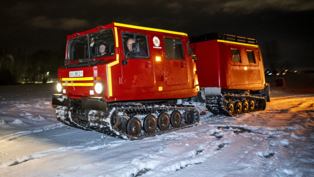 LANDSKRONA 2025-11-20
Bandvagn 206 från Räddningstjänsten i Teckomatorp på plats på Rv 17 / Rv 110 utanför Landskrona på torsdagskvällen. Ett stort antal lastbilar står till på Riksväg 110 i riktning mot Tågarp sent på torsdagskvällen. Lastbilarna hamnade på väg 110 när trafiken på E6:an leddes om efter stopp i snön och den hårda vinden vid Glumslövsbacken under torsdagen.
Foto: Johan Nilsson / TT / Kod 50090