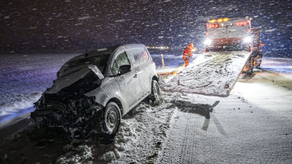 LANDSKRONA 2025-11-20 m
En bil bärgas från riksväg 17 utanför Landskrona på torsdagskvällen. Det har under varit stopp och stora problem med trafiken i snön och den hårda vinden på riksväg 17 och E6 vid Landskrona och Glumslöv under torsdagen.
Foto: Johan Nilsson / TT / Kod 50090