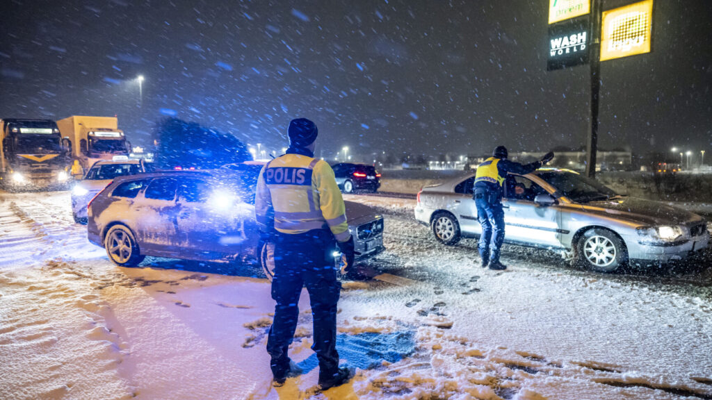 LANDSKRONA 2025-11-20
Polisen stoppar trafiken från att köra på E6 norrut vid trafikplats Landskrona Södra för att Glumslövsbacken skall kunna snöröjas och stillastående lastbilar komma undan på torsdagskvällen. Det har under varit stopp och stora problem med trafiken i snön och den hårda vinden på riksväg 17 och E6 vid Landskrona och Glumslöv under torsdagen.
Foto: Johan Nilsson / TT / Kod 50090