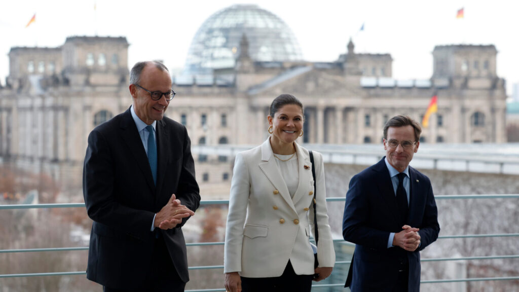 الأميرة فيكتوريا مع رئيس الوزراء والمستشار الألماني
(Odd Andersen/Pool Photo via AP)