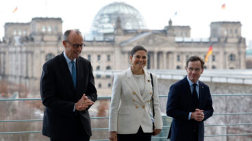 الأميرة فيكتوريا مع رئيس الوزراء والمستشار الألماني
 (Odd Andersen/Pool Photo via AP)  