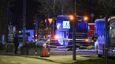 STOCKHOLM, SVERIGE 20251114
En buss körde in i en busskur på Östermalm i Stockholm på fredag eftermiddag vid 15.30-tiden. Flera personer är allvarligt skadade och förda till sjukhus. Flera är döda. Ett stort antal poliser, ambulanser och enheter från räddningstjänsten är på plats.
Foto: Henrik Montgomery / TT / Kod 10060