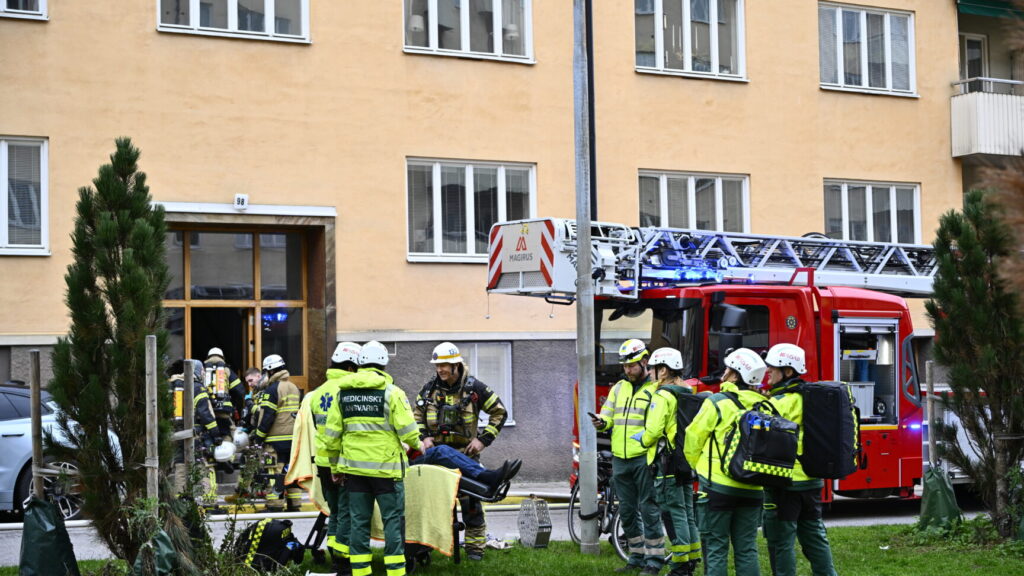 STOCKHOLM, SVERIGE 20251110
Brand i flerfamiljshus på Gärdet i Stockholm.
Foto: Anders Wiklund / TT / Kod 10040