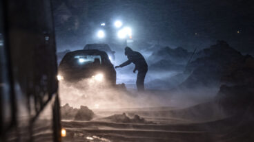 سيارات عالقة وسط الثلوج والرياح
Foto: Johan Nilsson / TT 