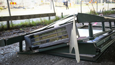 STOCKHOLM, SVERIGE 20251116
Resterna av den krossade busskuren från bussolyckan som ägde rum på Östermalm under fredagseftermiddagen har hittats dumpad på en parkering under E18 i norra Stockholm.
Foto: Magnus Lejhall / TT / Kod 10658
