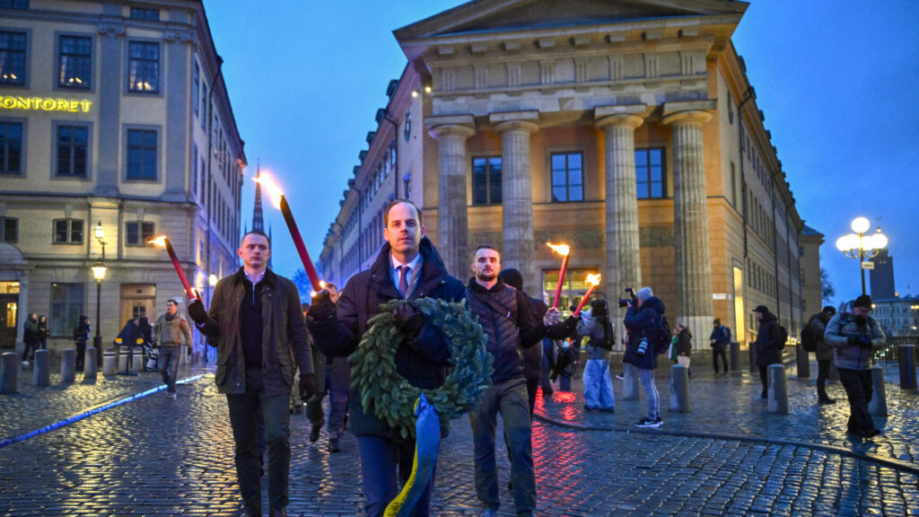 STOCKHOLM, SVERIGE 20251130
Gustav Kasselstrand, partiledare för ytterhögerpartiet Alternativ för Sverige, leder på ett fackeltåg för att högtidlighålla kung Karl XII:s dödsdag med kransnedläggning vid statyn i Kungsträdgården.
Foto: Jonas Ekströmer / TT / Kod 10030