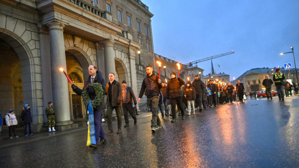 STOCKHOLM, SVERIGE 20251130
Gustav Kasselstrand, partiledare för ytterhögerpartiet Alternativ för Sverige, leder på ett fackeltåg för att högtidlighålla kung Karl XII:s dödsdag med kransnedläggning vid statyn i Kungsträdgården.
Foto: Jonas Ekströmer / TT / Kod 10030