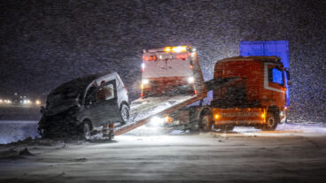 LANDSKRONA 2025-11-20 m
En bil bärgas från riksväg 17 utanför Landskrona på torsdagskvällen. Det har under varit stopp och stora problem med trafiken i snön och den hårda vinden på riksväg 17 och E6 vid Landskrona och Glumslöv under torsdagen. 
Foto: Johan Nilsson / TT / Kod 50090