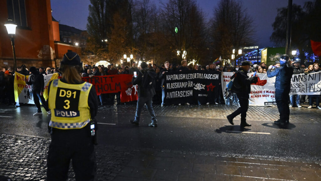 STOCKHOLM, SVERIGE 20251130
Motdemonstranter i form av en antifascistisk manifestation när ytterhögerpartiet Alternativ för Sverige arrangerar ett fackeltåg för att högtidlighålla kung Karl XII:s dödsdag vid statyn i Kungsträdgården.
Foto: Jonas Ekströmer / TT / Kod 10030