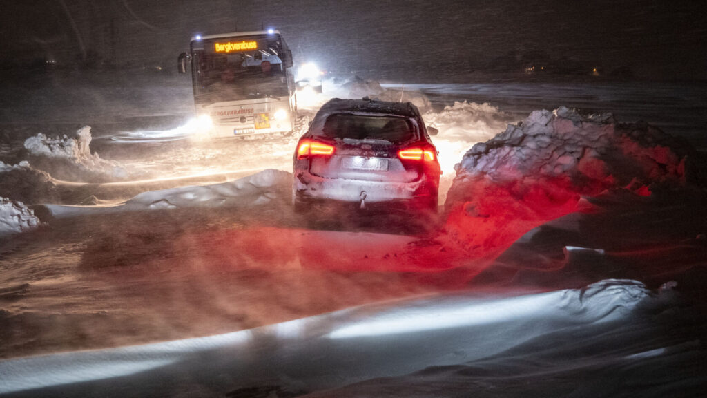 LANDSKRONA 2025-11-20
Över 20 fordon - personbilar, en buss och en lastbil - sitter fast i drivorna och halkan på vägen till Vadensjö utanför Landskrona på torsdagskvällen. Vägen var den enda rutten förbi stoppen på riksväg 17 och E6 vid Glumslöv under torsdagseftermiddagen och flera bilister anger att deras GPS visat vägen som farbar.
Foto: Johan Nilsson / TT / Kod 50090