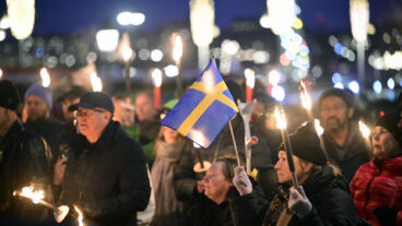 STOCKHOLM, SVERIGE 20251130
Ytterhögerpartiet Alternativ för Sverige arrangerar ett fackeltåg med kransnedläggning för att högtidlighålla kung Karl XII:s dödsdag vid statyn i Kungsträdgården.
Foto: Jonas Ekströmer / TT / Kod 10030